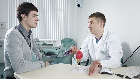 lekarz przepisuje leczenie zapalenia gruczołu krokowego za pomocą urządzenia